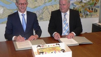 Op de foto rechts CEO van CityGIS Ben Hoefnagels en links directeur Veiligheidsregio Zuid-Holland Zuid Carlo Post